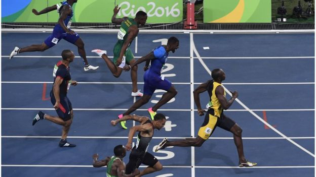 En los últimos 30 metros de Río Bolt adelantó a Justin Gatlin y logró la victoria. 