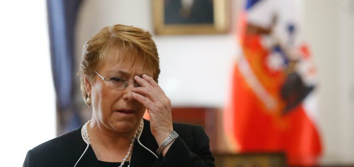 Bachelet cae al subterráneo político y pierde la mitad del apoyo histórico del progresismo