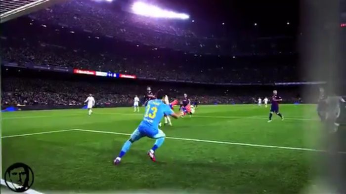 [VIDEO] Hincha del Barcelona se despide de Bravo haciendo homenaje a sus mejores atajadas
