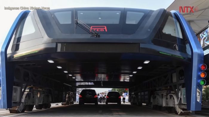 [VIDEO] Este es el «bus túnel» que busca terminar con los «tacos» en China