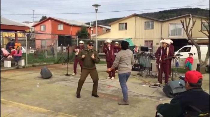 [VIDEO] El baile de un carabinero al ritmo de la ranchera en Quilaco se toma las redes sociales