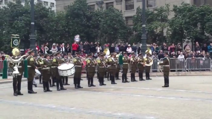 [VIDEO] Orfeón de Carabineros toca «El Noa Noa» de Juan Gabriel durante el cambio de guardia frente a La Moneda