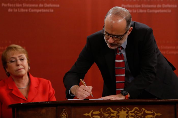 Bachelet promulga ley que establece penas de cárcel para la colusión