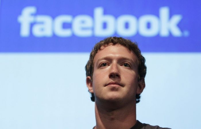 Fundador de Facebook sale a encarar la difusión de noticias falsas y promete nuevos estándares para la red social