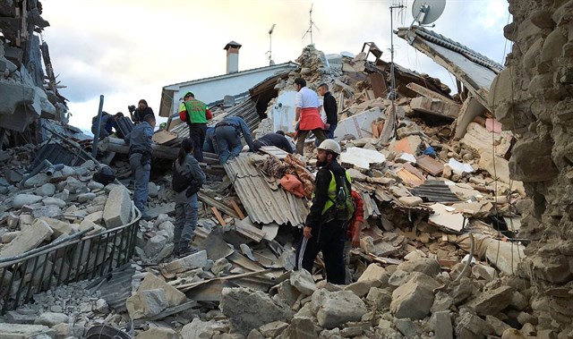 Ascienden a 159 los muertos en devastador terremoto del centro de Italia