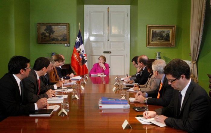 Dirigentes de la Nueva Mayoría instan a Bachelet a realizar un cambio de gabinete