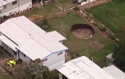 [VIDEO] Se abre la tierra en patio de una casa en Australia