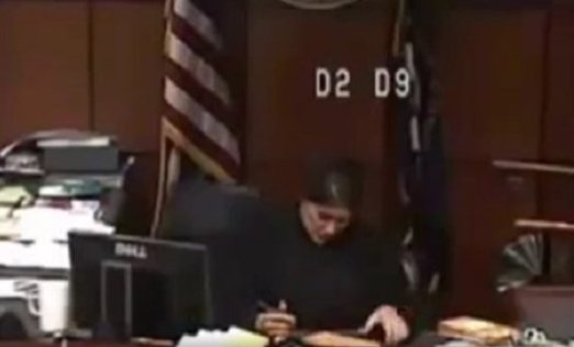 [VIDEO] La extraordinaria actitud de jueza norteamericana ante el mal trato recibido por acusada en la cárcel