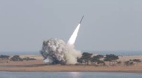Corea del Norte eleva tensión al disparar misil al mar de Japón