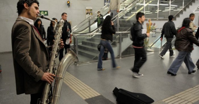 Palabra de artista: estos son algunos de los músicos «legales» del Metro de Santiago