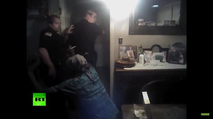[VIDEO] El polémico registro de un policía estadounidense que rocía con gas pimienta a una mujer afroamericana