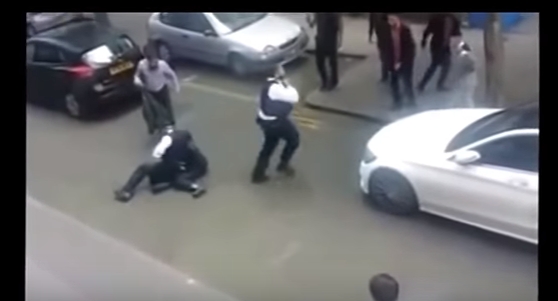 [VIDEO] Policías son atacados en vía pública en Londres