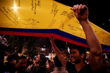 Colombia acaricia la ansiada paz con el acuerdo final entre Gobierno y FARC