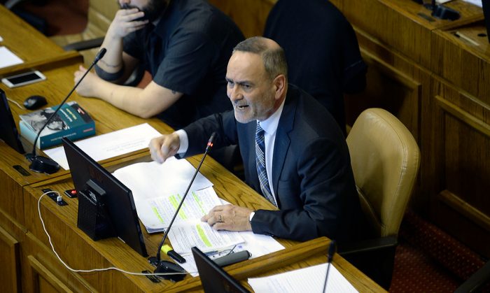 Saffirio anuncia que presentará acusación Constitucional para destituir a Javiera Blanco y funcionarios la acusan de no dar respuestas