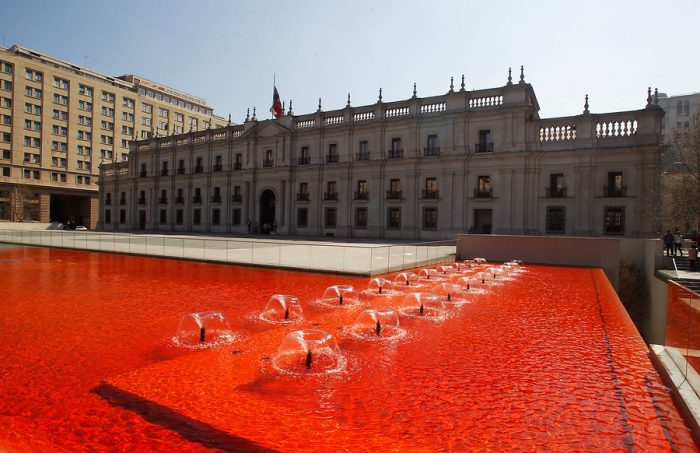 La intervención urbana que «marcó» de rojo sangre las piletas de La Moneda