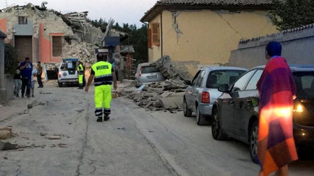 Los residentes de Amatrice, en el centro de Italia, salieron de sus casas después del temblor. 