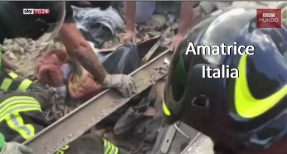 [VIDEO] Terremoto en Italia: el esperanzador momento en el que rescatan a una niña soterrada bajo los escombros
