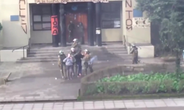 [VIDEO] Violento enfrentamiento con Fuerzas Especiales en la Universidad de Concepción