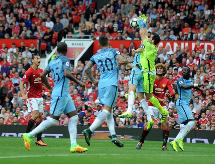 [VIDEO] Claudio Bravo debuta en el triunfo del Manchester City ante el United
