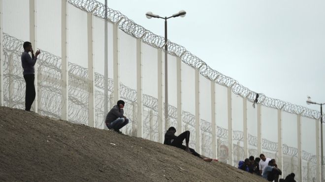 El «gran muro de Calais», la polémica construcción con la que Reino Unido quiere frenar la entrada de inmigrantes