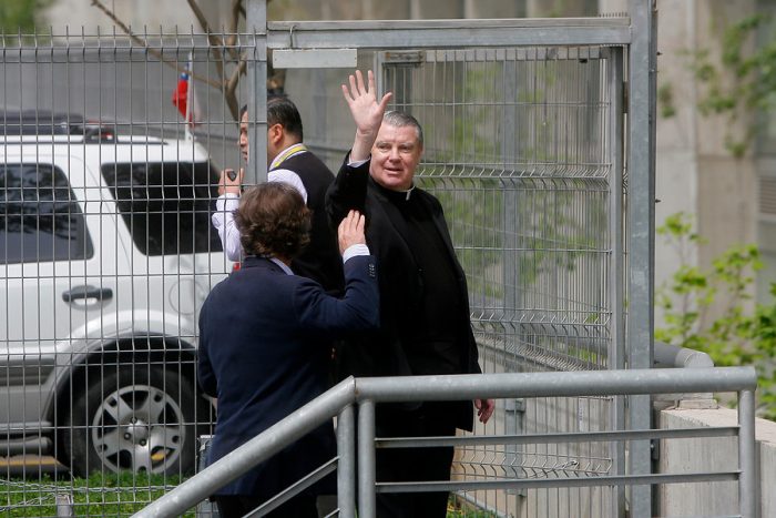 Suspenden decreto que expulsa del país al sacerdote John O’Reilly