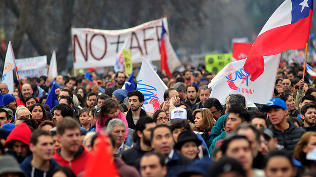 Financial Times se suma a medios internacionales que ponen bajo la lupa el cuestionado sistema de AFP en Chile