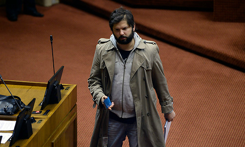 Gabriel Boric acusa «oportunismo pequeño» tras críticas por su apoyo a minuto de silencio