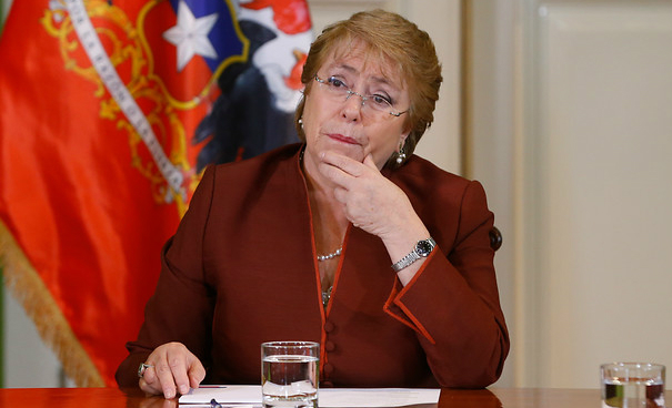 Sancionan a Qué Pasa por publicar escuchas telefónicas que aluden a Bachelet
