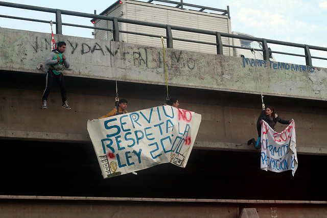 [FOTOS] Manifestantes contra el Serviu se cuelgan de autopista en  Avenida Grecia