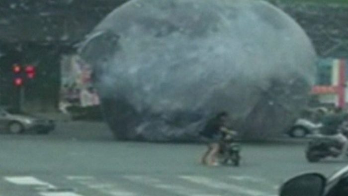 [VIDEO] El momento en que una luna inflable gigante interrumpe el tránsito en China