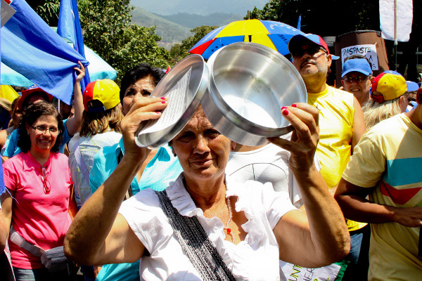 Maduro arrecia acciones contra oposición a un día de marcha por revocatorio