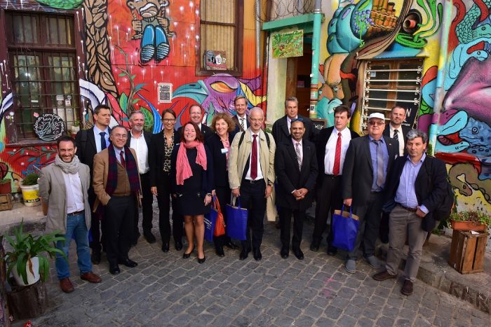 Delegaciones de autoridades alemanas y del Centro Interdisciplinario de Neurociencias de Valparaíso CINV, durante un recorrido por la ciudad de Valparaíso.