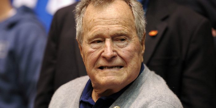 Bush padre votará por Hillary Clinton