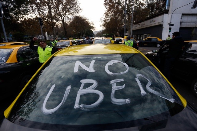La batalla sin cuartel de los taxistas con Uber y Cabify  a la espera de un plan del Gobierno