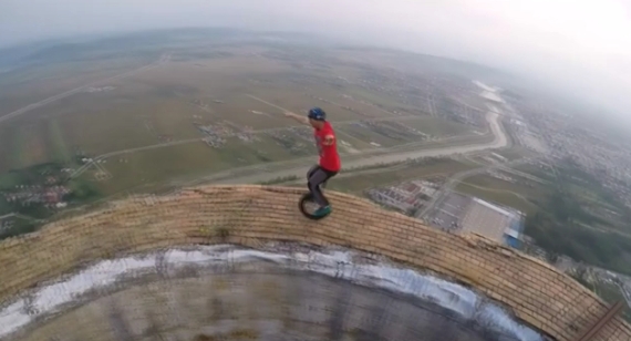 [VIDEO] El intrépido acróbata que montó en monociclo en la cresta de una chimenea a 250 metros