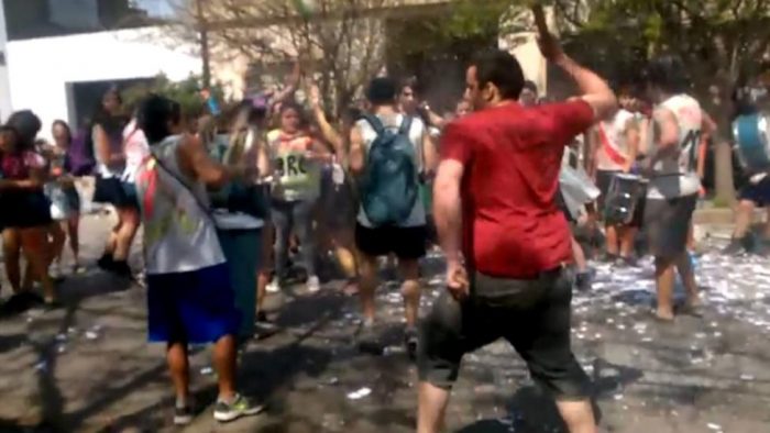 [VIDEO] Argentina: hombre reacciona violentamente ante estudiantes porque le molestaba el ruido