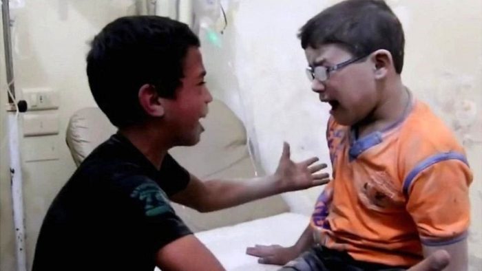 [VIDEO VIDA] El desgarrador instante en que dos niños se enteran de que una bomba mató a su amigo en Alepo, Siria