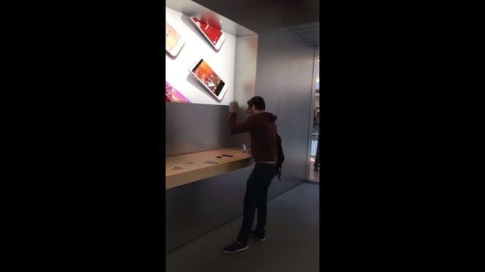 [VIDEO] Entró a una tienda de Apple y destruyó todo a su paso para reclamar sus derechos de consumidor