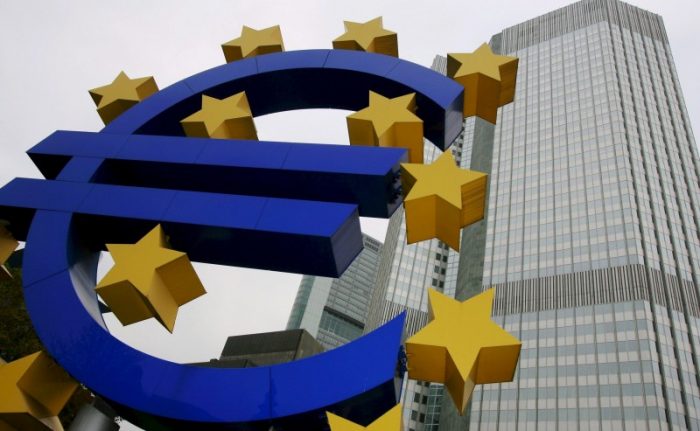 Draghi: Euro preocupa en miras a que BCE decida sobre QE en octubre