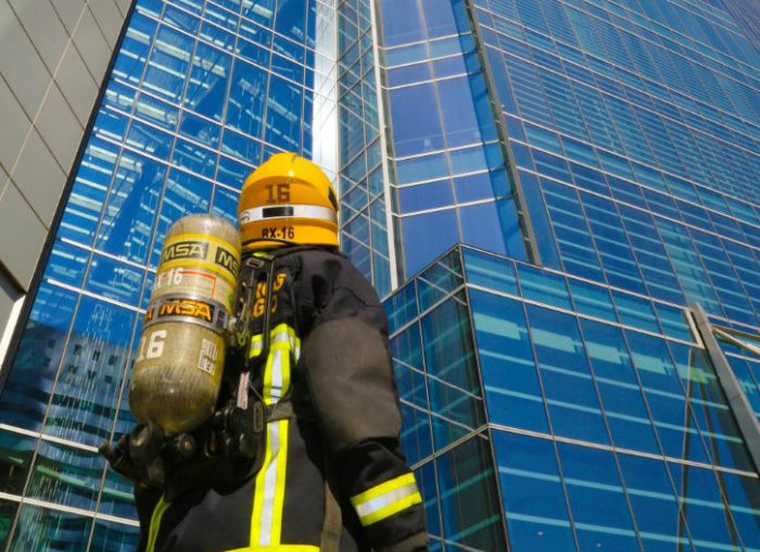 500 bomberos subirán los 1.800 escalones del Costanera Center en una “carrera por la vida”