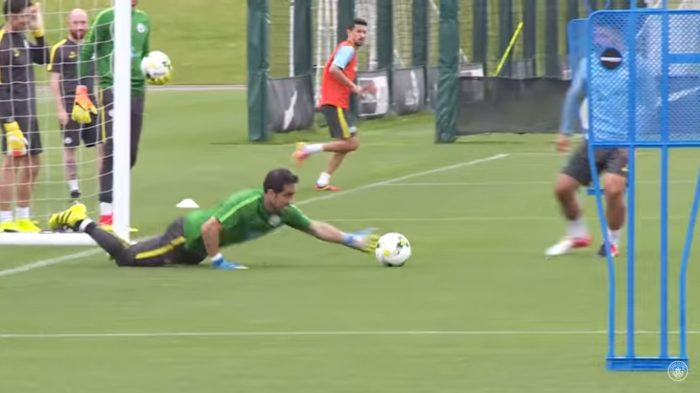 [VIDEO] «A pelotazos»: jugadores del Manchester City ponen a prueba habilidades de Claudio Bravo al arco