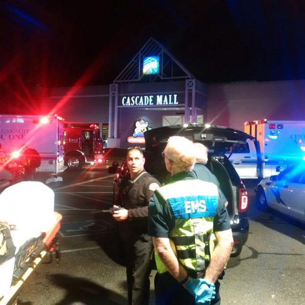 Aumentan a cinco los muertos en tiroteo en un centro comercial de EEUU