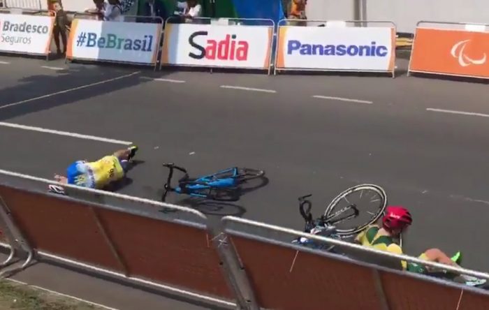 [VIDEO] Ciclistas paralímpicos tropiezan antes de cruzar la meta en Río 2016