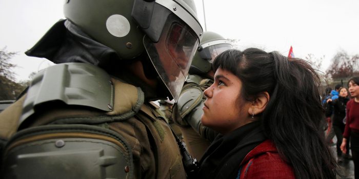 Tienen el poder y lo van a perder: joven manifestante encara a carabinero y la imagen se transforma en símbolo del 11