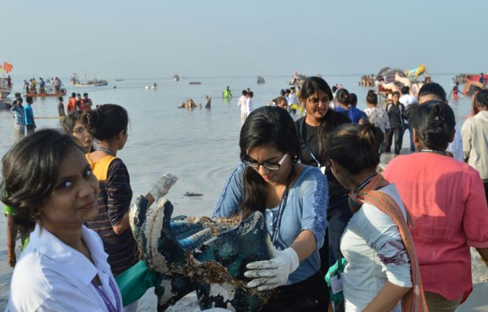 Cientos de miles de «dioses» contaminan las aguas indias