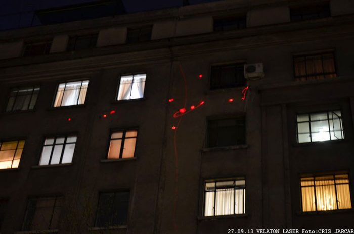 Velatón Laser vuelve a iluminar con arte las huellas de las balas en Paseo Bulnes
