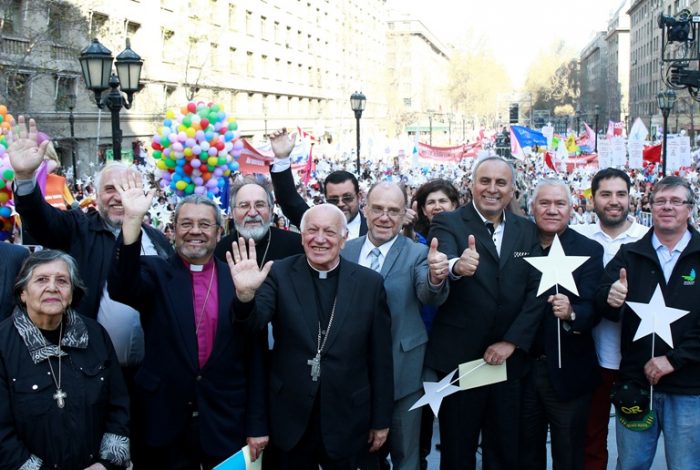 Miles se reúnen en Santiago en la «Celebración por la vida»