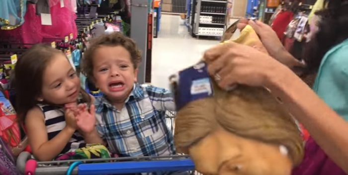 [VIDEO VIDA] Niño rompe en llanto al ver mascara de Donald Trump
