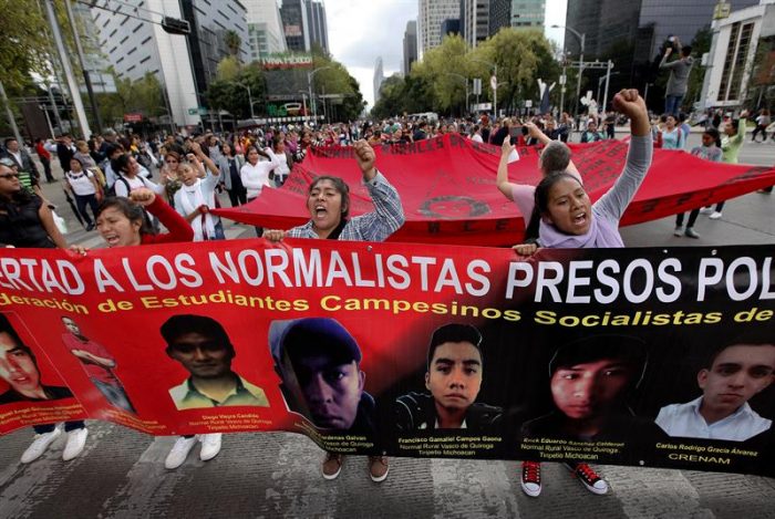 Miles de mexicanos piden justicia en segundo aniversario de Ayotzinapa