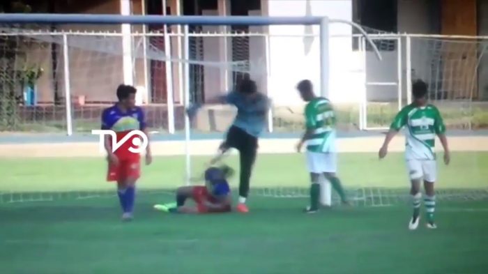 [VIDEO] La brutal patada del arquero de General Velásquez a su rival durante un partido de Tercera División